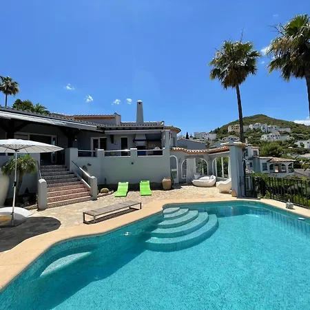Mit Pool Und Panoramablick In *